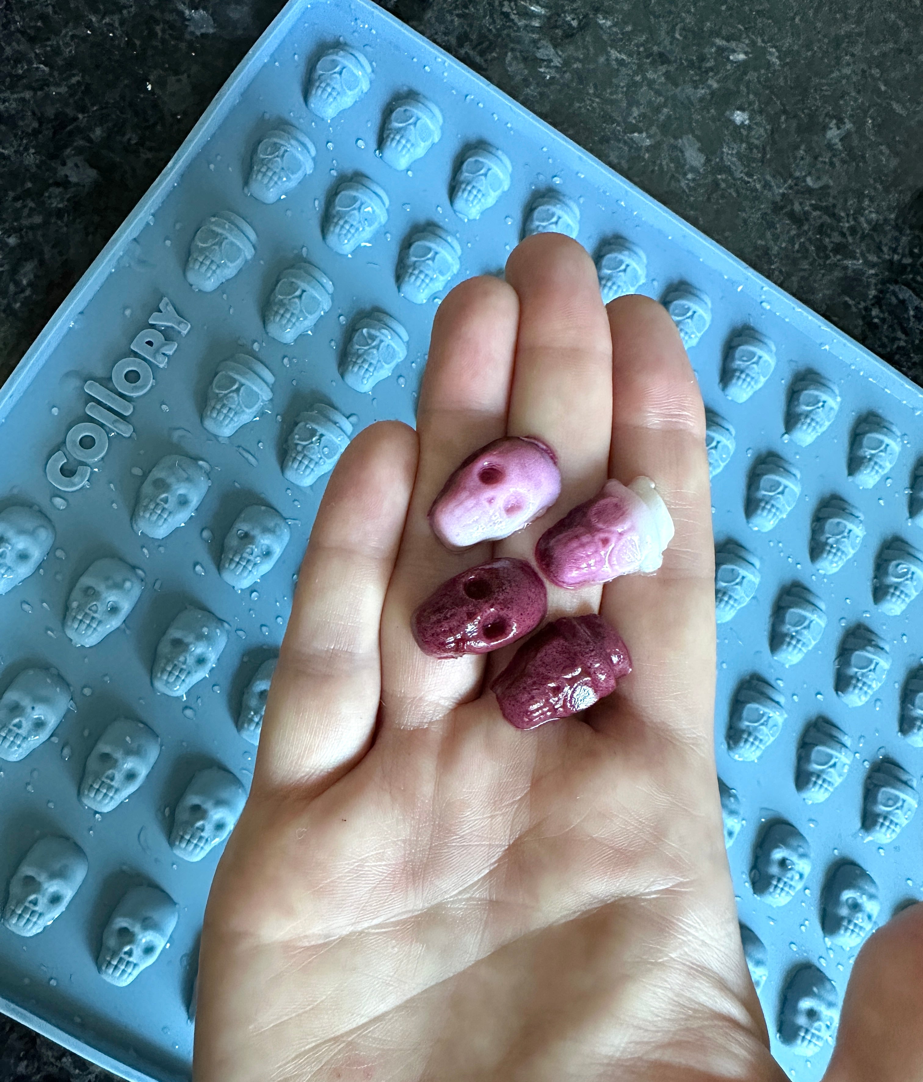 Collory Backmatte für Hundeleckerlis in Totenköpfeformen