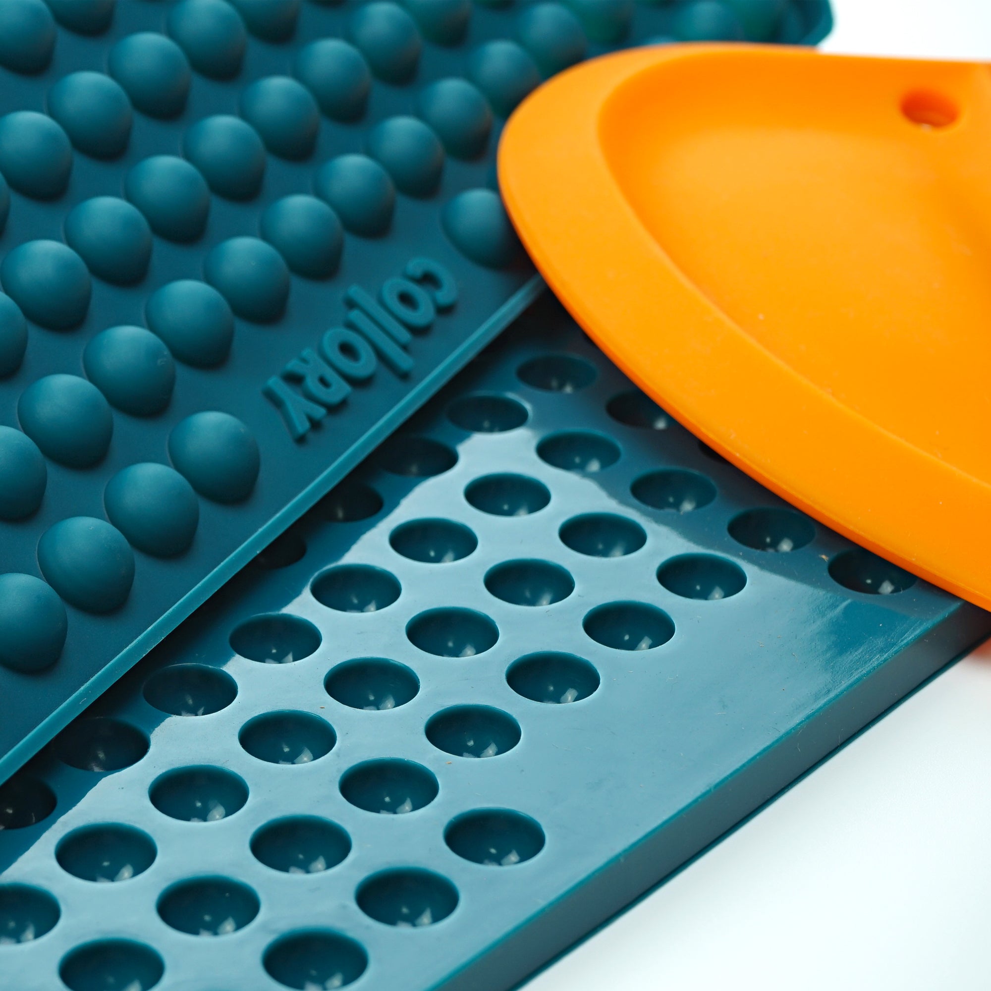 Collory Backmatten-Set für Hundeleckerlis in Halbkugelform inkl. Schaber